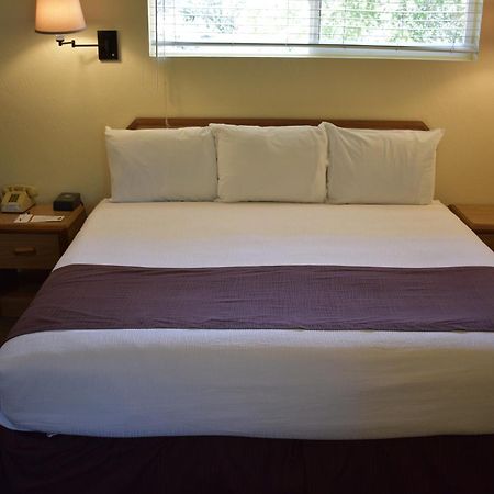 Lazy J Ranch Motel Три Ривърс Екстериор снимка