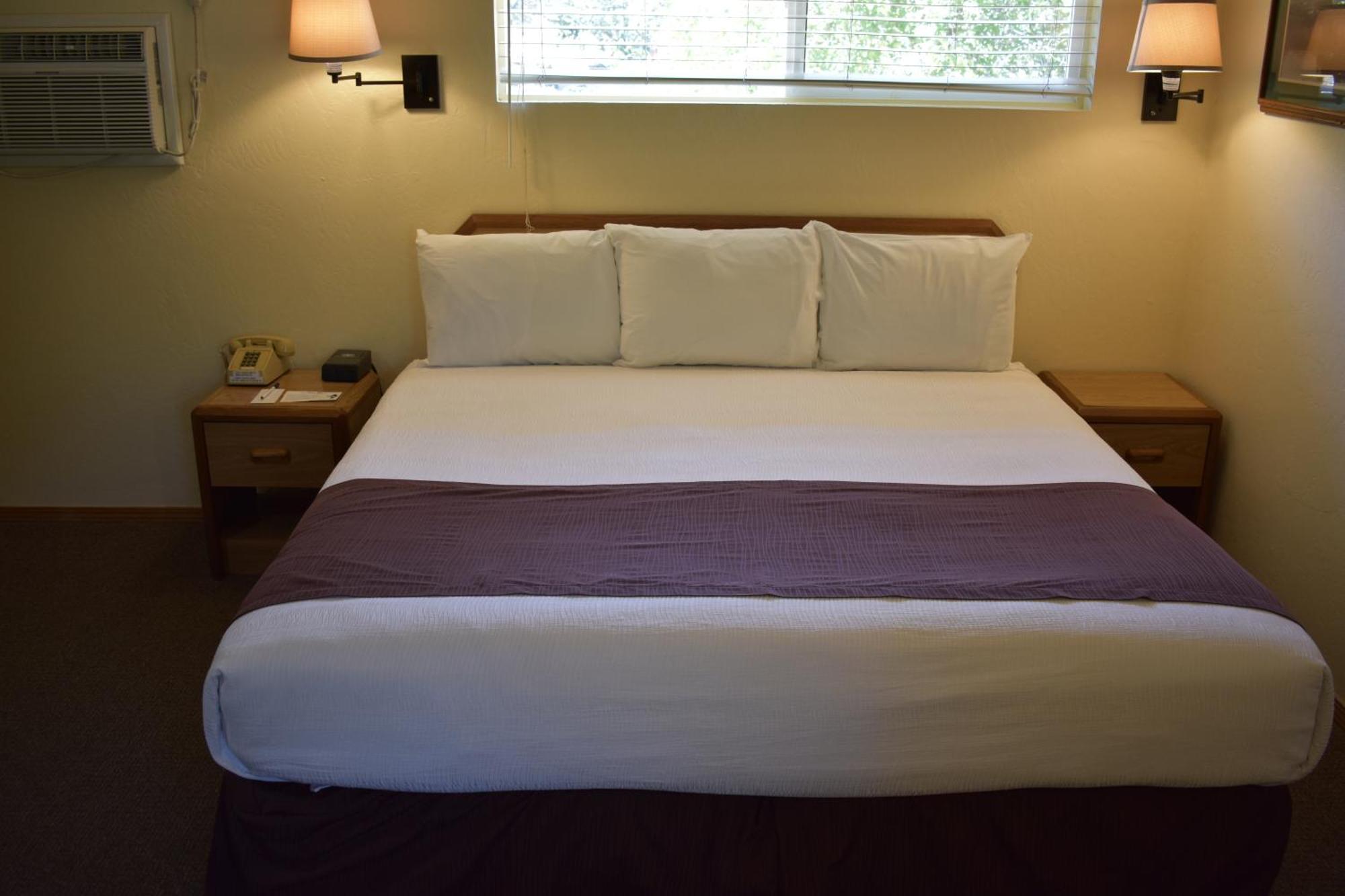 Lazy J Ranch Motel Три Ривърс Екстериор снимка