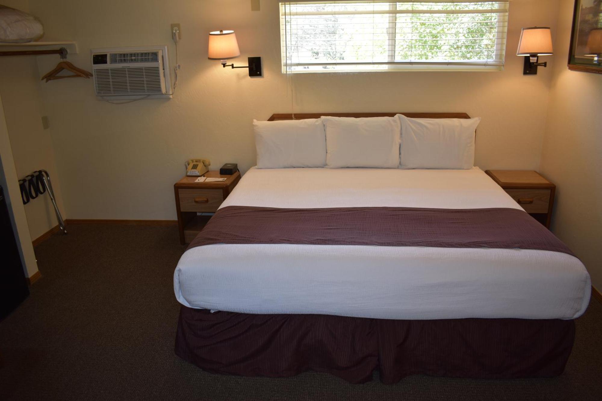 Lazy J Ranch Motel Три Ривърс Екстериор снимка