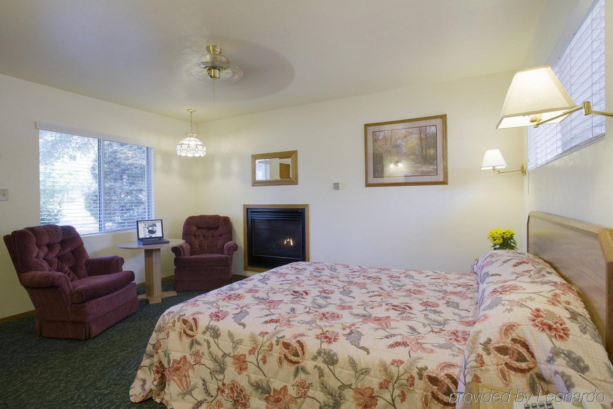 Lazy J Ranch Motel Три Ривърс Стая снимка