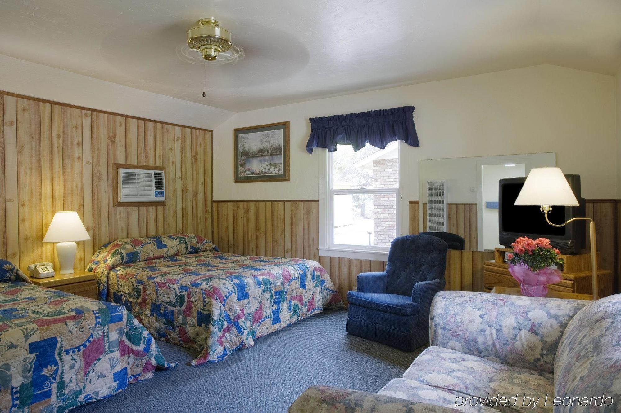 Lazy J Ranch Motel Три Ривърс Стая снимка
