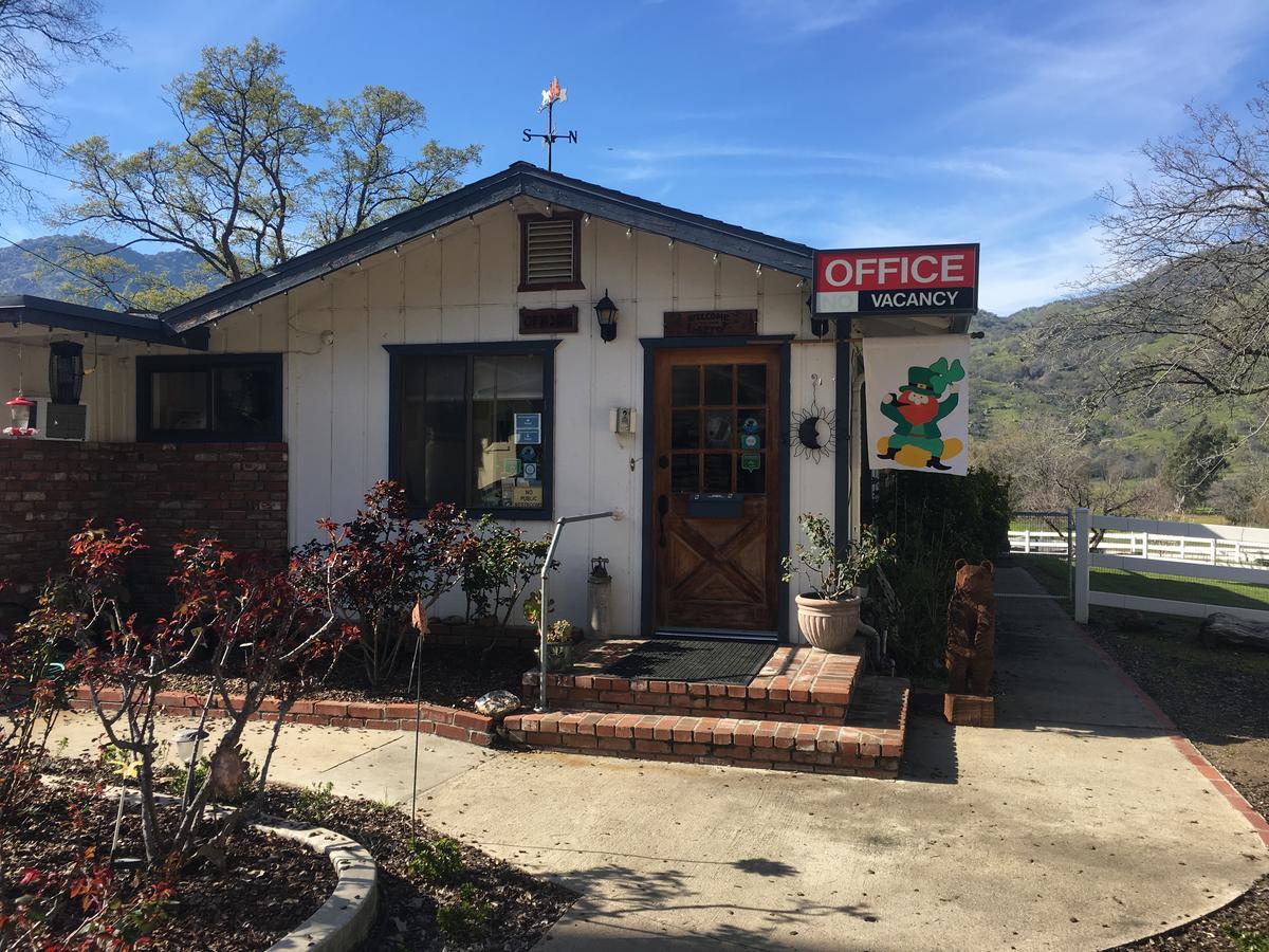 Lazy J Ranch Motel Три Ривърс Екстериор снимка