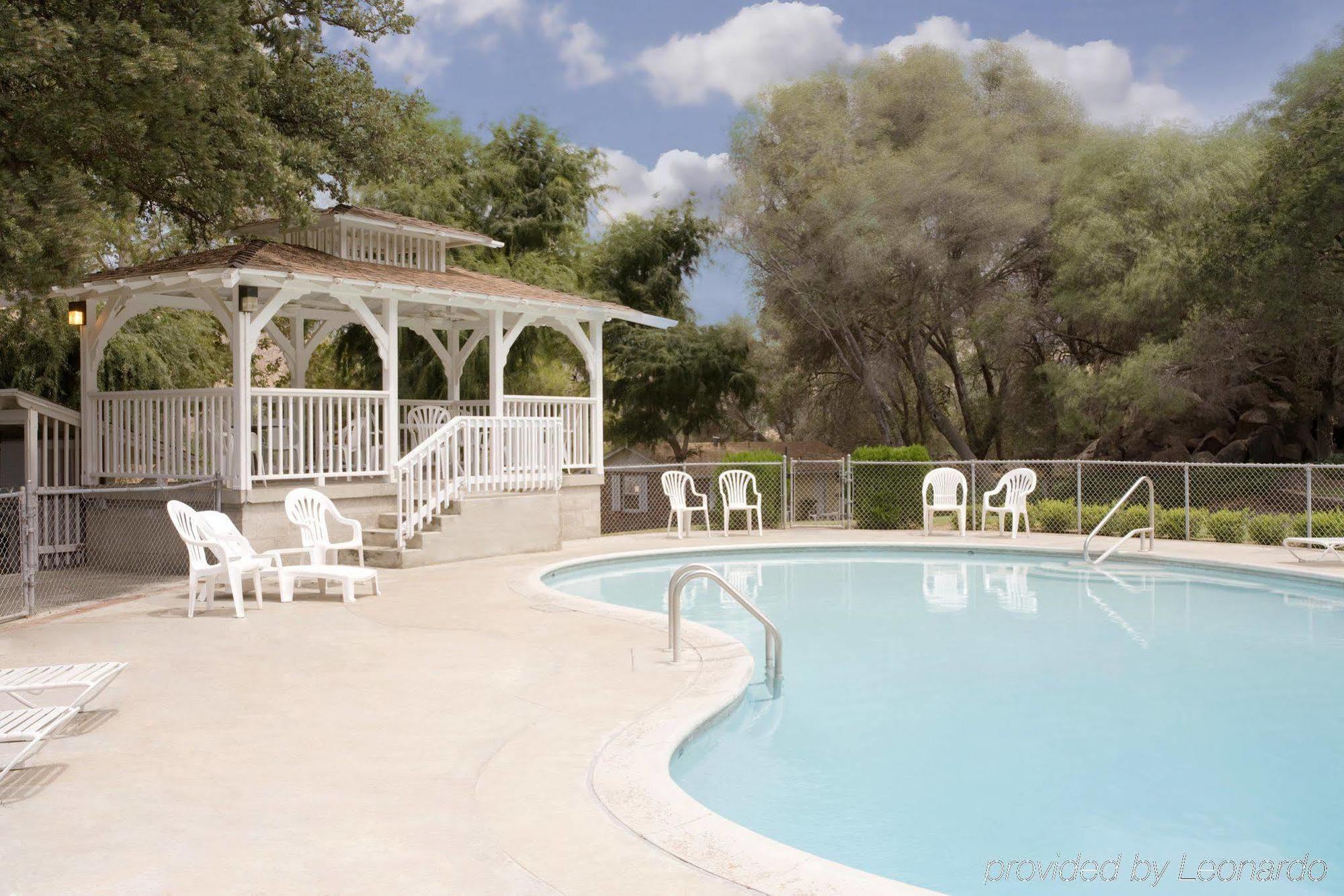 Lazy J Ranch Motel Три Ривърс Съоръжения снимка