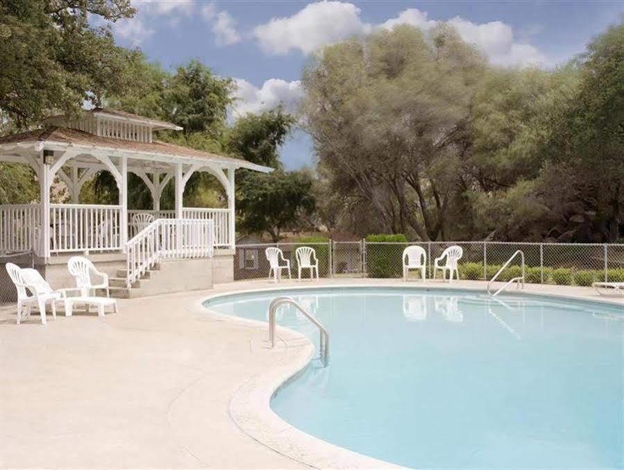 Lazy J Ranch Motel Три Ривърс Екстериор снимка