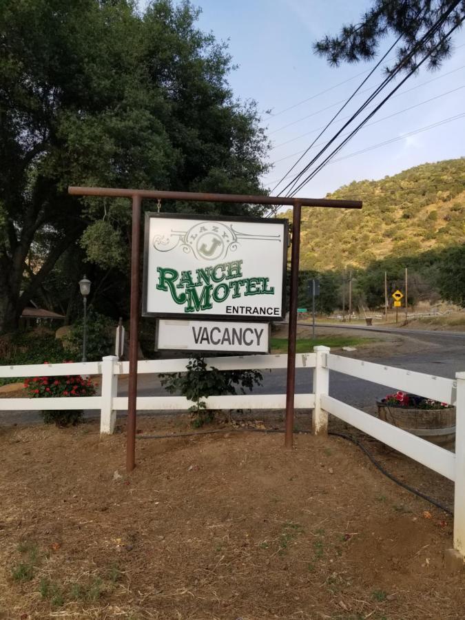 Lazy J Ranch Motel Три Ривърс Екстериор снимка